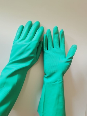 O produto químico dos inseticidas das luvas do nitrilo da resistência de óleo reuniu-se alinhando as luvas de borracha para o ácido