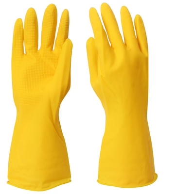Reunido alinhando luvas amarelas de limpeza do látex das luvas 32CM da casa