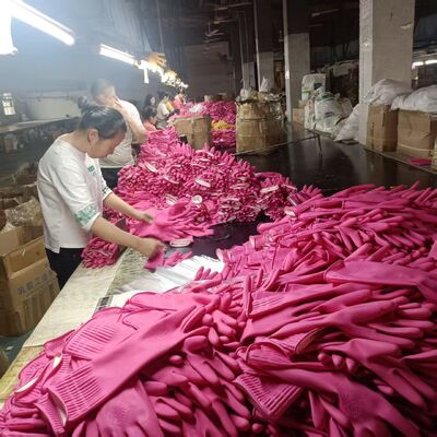 Luva resistente a produtos químicos para banheiros, adequada para uso, que ofereça protecção contra derrames de produtos químicos durante as tarefas de saneamento dos banheiros