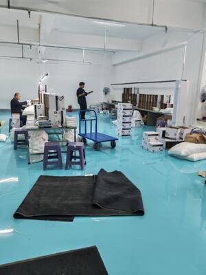 Luva descartável de nitrilo OEM sem pó flexível, perfeita para aplicações médicas industriais e de processamento de alimentos
